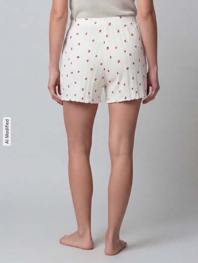 Frauenmodel trägt Pyjama-Shorts im Allover-Look von Jake*s Casual aus weißer Baumwolle mit roten Punkten, elastischer Bund, Ganzkörperansicht Rückansicht.