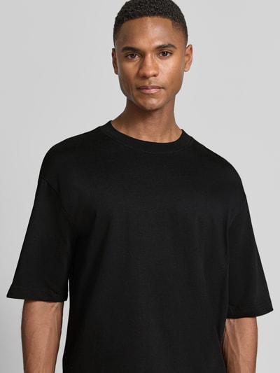 Męski model nosi Regular Fit T-Shirt aus reiner Baumwolle Modell 'RELAXASPEN' von SELECTED HOMME, efekt: jednolity kolor, okrągły dekolt, krótki rękaw, 100% bawełna, ganzkörperansicht von vorne