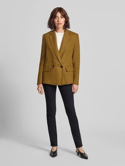 Frauenmodel trägt Slim Fit Jeans mit Eingrifftaschen von Emporio Armani in Dunkelblau, aus Baumwoll-Elasthan-Mix, Ganzkörperansicht von vorne.