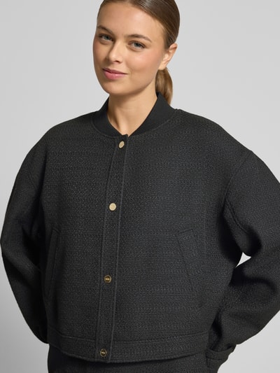 Frauenmodel trägt Oversized Sakko in Bouclé-Optik Modell 'ASENSE-1' von HUGO, Optik: Unifarben, Knöpfe mit Label-Prägung, Nahaufnahme Oberkörper.