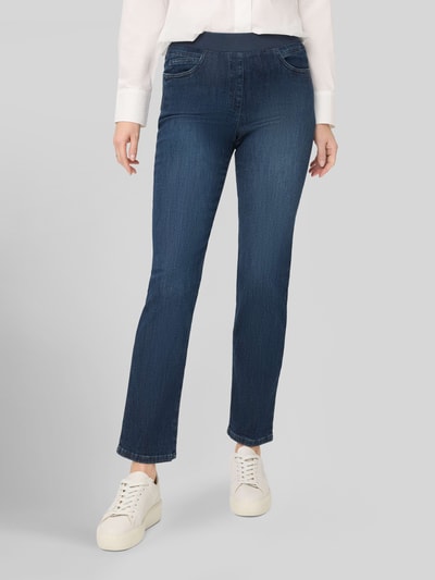 Frauenmodel trägt Straight Fit Jeans mit elastischem Bund von Raphaela by Brax, dunkelblauer Baumwoll-Mix, 5-Pocket, Ganzkörperansicht von vorne.