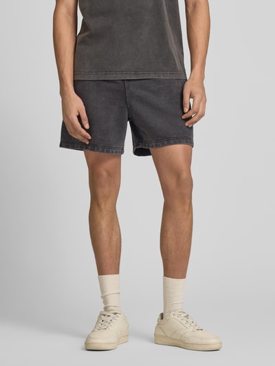 Männermodel trägt Sweatshorts mit Eingrifftaschen von CHAMPION, dunkelgrau, Baumwoll-Mix, Regular Fit, Label-Stitching, Ganzkörperansicht von vorne