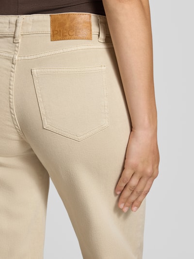 Frauenmodel trägt Wide & Loose Fit Jeans aus Baumwoll-Mix Modell 'SILKE' von PIECES in Beige, grobe Textur, Detailaufnahme Rückansicht, Damen Wide & Loose Fit Jeans von PIECES.