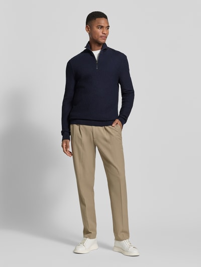 Männermodel trägt Regular Fit Troyer aus reiner Baumwolle Modell 'H-ULICIO' von BOSS, Optik: Unifarben, Strickoptik, Struktur, Ganzkörperansicht von vorne.