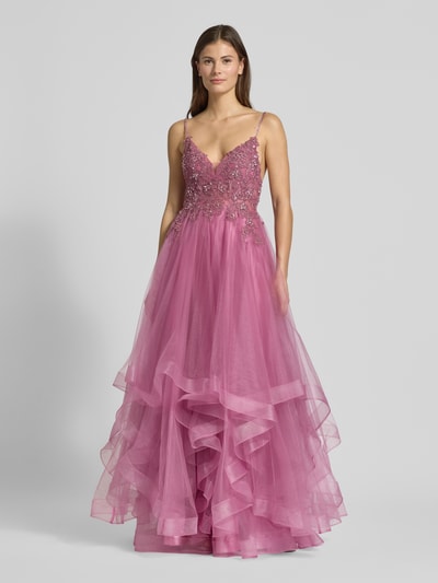 Frauenmodel trägt Abendkleid mit Ziersteinbesatz von Mascara, Taillierte Passform, Tiefer V-Ausschnitt, Spaghettiträger, Tüll-Rockteil, Maxilänge, Ganzkörperansicht von vorne.