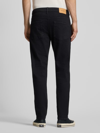 Männermodel trägt Regular Fit Jeans aus Baumwoll-Mix Modell 'WEFT' von Only & Sons, unifarbenes Denim mit Label Patch, Ganzkörperansicht Rückansicht.