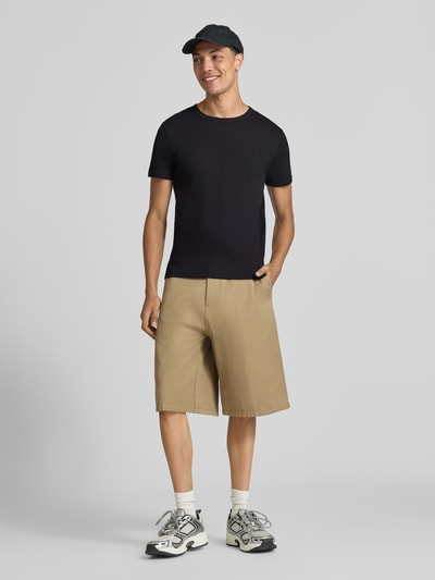 Męski model nosi Regular Fit T-Shirt aus Baumwoll-Mix von JACK & JONES, mieszanka bawełny, krój regular fit, okrągły dekolt, krótki rękaw, długość tyłu w rozmiarze M: 67 cm, widok całej sylwetki z przodu