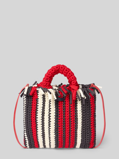 Produktfoto, Handtasche mit Tragehenkel Modell 'Soothe' von Barts aus reiner Baumwolle, gestreift in Rot, Schwarz, Weiß, grobe Häkelstruktur, Hauptfach mit Magnetverschluss, Tragehenkel und Schulterriemen, Maße 30x27x3 cm, Länge Schulterriemen 26 cm.