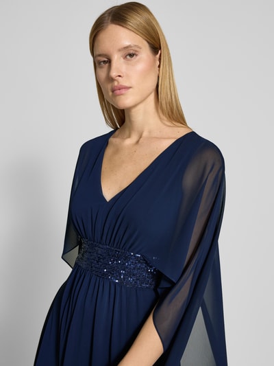 Kobiece modelka nosi 'Abendkleid mit Taillenband und Pailletten' od SWING, granatowy szyfon, linia A, długa sukienka, dekolt w serek, tasiemka w talii z cekinami, długość tyłu w rozmiarze 36: 149 cm, szerokość klatki piersiowej w rozmiarze 36: 35 cm, zbliżenie na górną część ciała