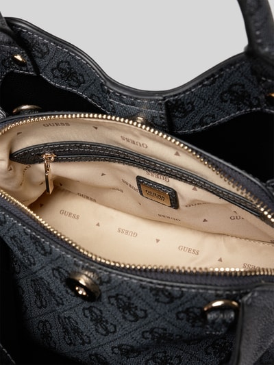Produktfoto, Handtasche mit Logo-Muster Modell 'ECO MERIDIAN II' von Guess, Hauptfach mit Reißverschluss, Label-Applikation, Tragehenkel, Schulterriemen, Maße 27 x 21 x 12 cm, Schulterriemen 120 cm, glatte und strukturierte Textur, überwiegend dunkle Farben mit hellem Innenfutter.