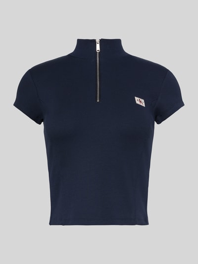 Produktfoto, dunkelblaues Slim Fit cropped T-Shirt aus Baumwoll-Mix von Calvin Klein Jeans, kurzärmlig, strukturierte Oberfläche. Damen T-Shirt