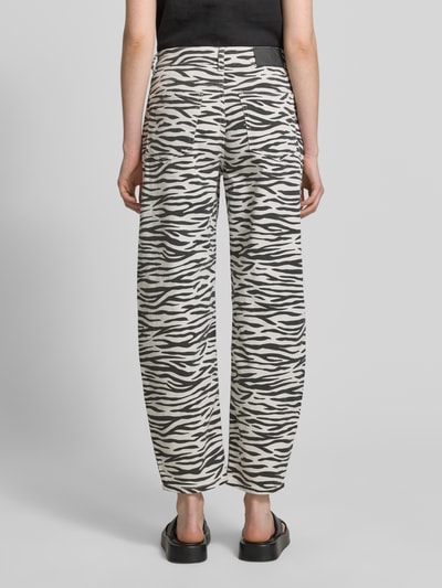 Frauenmodel trägt Barrel Fit Jeans mit Animal-Print Modell 'Mari Clear Zebra' von OPUS PANTS, Baumwoll-Mix, Zebra-Muster, Ganzkörperansicht Rückansicht