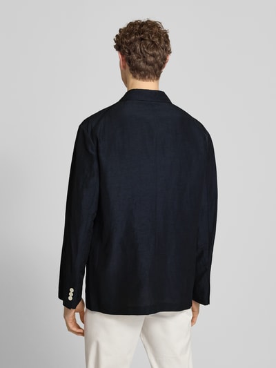 Männermodel trägt Sakko aus Viskose-Mix mit Pattentaschen von Emporio Armani in Dunkelblau, Gerader-Schnitt, Ganzkörperansicht Rückansicht. Rückenlänge bei Größe 50: 78 cm, Schulterbreite: 50 cm, Ärmellänge: 65 cm, Reverskragen, 2-Knopfleiste, Leinen-Anteil.