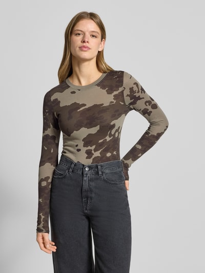 Modelka nosi Longsleeve mit geripptem Rundhalsausschnitt od G-Star Raw, bawełna, dopasowany krój, wzór moro, zdjęcie całej sylwetki z przodu.
