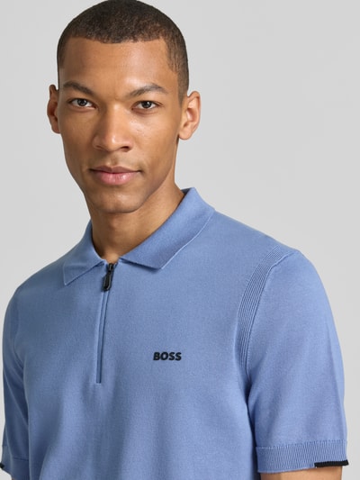 Männermodel trägt Regular Fit Poloshirt aus reiner Baumwolle Modell 'KN_EVER-X' von BOSS Green, Optik: Unifarben, Nahaufnahme Oberkörper.
