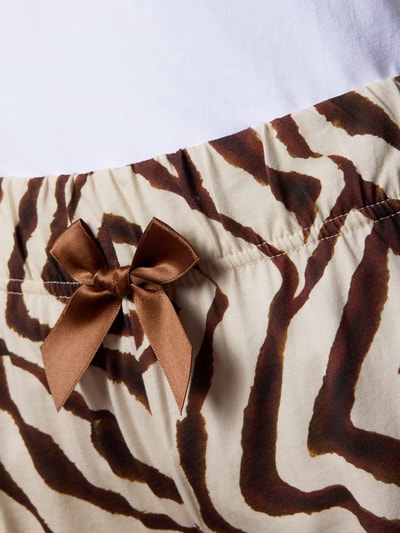 Frauenmodel trägt Pyjama mit Motiv und Stitching Modell 'Wild und Wunderbar Short' von LOUIS & LOUISA aus reiner Baumwolle, Nahaufnahme Oberkörper.