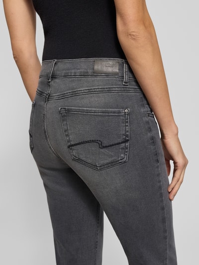 Frauenmodel trägt Straight Fit Jeans aus Baumwoll-Mix Modell 'CICI' von Angels in grauer Melange-Optik mit Label-Patch, 5-Pocket-Design, Detailaufnahme Rückansicht.