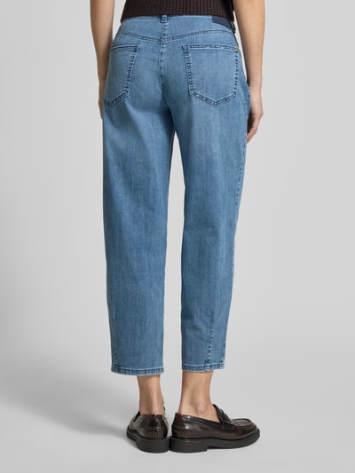 Frauenmodel trägt Barrel Fit Jeans mit Eingrifftaschen Modell 'BOBBIE' von MAC, hellblau, weiche Baumwollmischung, Ganzkörperansicht Rückansicht, Damen Jeans, Bundweite 40 cm, Innenbeinlänge 69 cm, Stretch-Anteil.