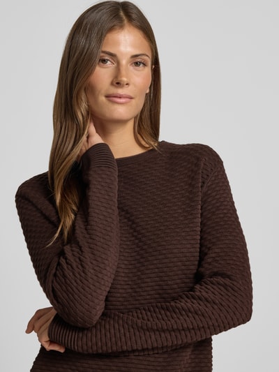 Frauenmodel trägt Regular Fit Pullover aus reiner Baumwolle von Tom Tailor in Dunkelbraun, strukturierte Oberfläche, Nahaufnahme Oberkörper, Damen Pullover von Tom Tailor.