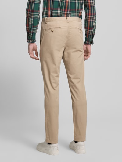 Männermodel trägt Spodnie materiałowe z kieszeniami z tyłu od Polo Ralph Lauren, mieszanka bawełny i elastanu, krój slim fit, widok z tyłu.