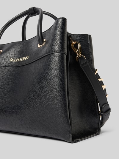 Produktfoto, Torebka z czarnej fakturowanej skóry, złote detal z logo, model 'ALEXIA' od VALENTINO BAGS, główna przegroda z zamkiem błyskawicznym, uchwyt i pasek na ramię, szerokie 35 cm, długość 26 cm, głębokość 15 cm, długość paska na ramię 123 cm