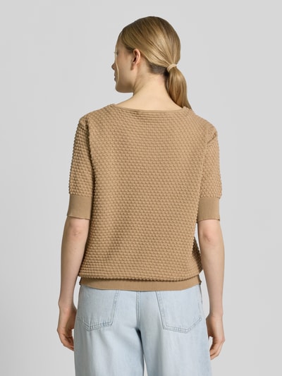 Frauenmodel trägt Strickpullover mit 1/2-Arm Modell 'Dodo' von FREE/QUENT in Beige, Strukturmuster, reine Baumwolle, Rückansicht, Ganzkörperansicht Rückansicht.