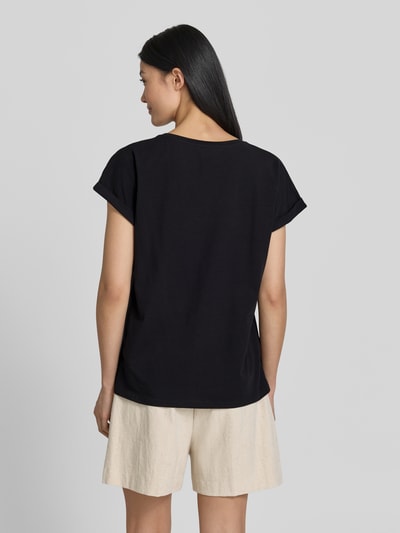 Frauenmodel trägt Damen T-Shirt mit Motiv-Print Modell 'RINA' von Soyaconcept aus Baumwoll-Elasthan-Mix, Regular-Fit, Rückenlänge 61 cm, Ganzkörperansicht Rückansicht.