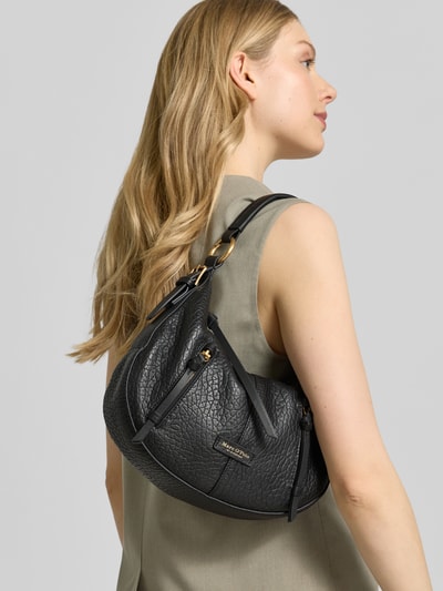 Frauenmodel trägt Umhängetasche aus echtem Schafsleder Modell 'HOBO BAG S' von Marc O'Polo in schwarzer Lederoptik, Nahaufnahme Oberkörper.