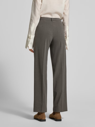 Frauenmodel trägt Straight Fit Bundfaltenhose mit Viskose-Anteil Modell 'TEXAS' von Vero Moda in Melange-Optik, Ganzkörperansicht Rückansicht.