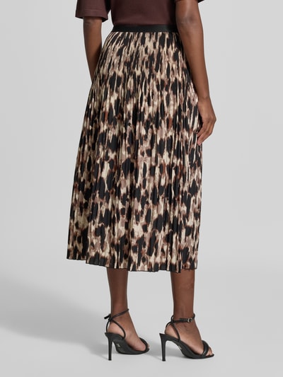 Frauenmodel trägt Ausgestellter Plissee-Rock mit elastischem Bund von Betty Barclay in Braun- und Schwarztönen mit Animalprint, Ganzkörperansicht Rückansicht. Damen Plissee-Rock von Betty Barclay.