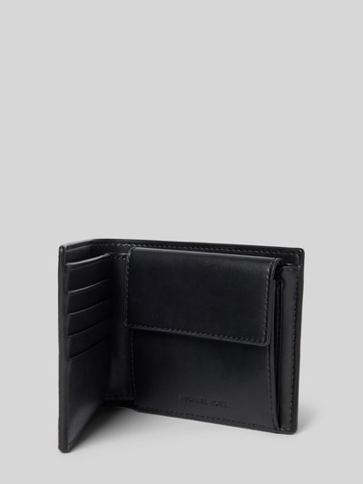 Produktfoto, schwarzes Portemonnaie mit Label-Detail Modell 'HUDSON BILLFOLD' von Michael Kors, diverse Kartenfächer, Münzfach mit Druckknopfverschluss, glatte Lederoptik vor grauem Hintergrund