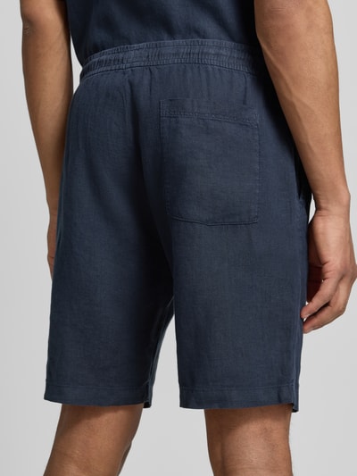 Männermodel trägt Shorts mit elastischem Bund und Gesäßtasche von MCNEAL in Dunkelblau, Reine Baumwolle, Regular-Fit, Ganzkörperansicht Rückansicht. Bundweite bei Größe M: 45 cm, Innenbeinlänge bei Größe M: 24 cm.