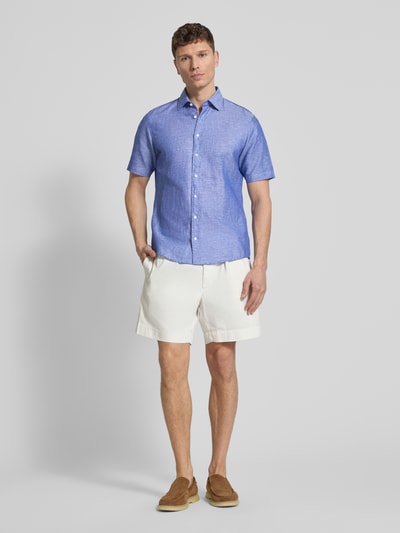 Männermodel trägt Slim Fit Freizeithemd aus Leinen-Mix von Jake*s in Blau, kurzärmelig, Kentkragen, mit Knopfleiste, Ganzkörperansicht von vorne.