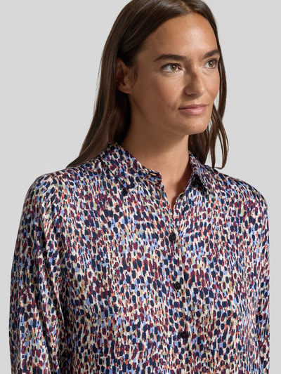 Frauenmodel trägt Regular Fit Bluse aus Viskose im Allover-Look von Milano Italy, bunte Muster, reine Viskose, Nahaufnahme Oberkörper.