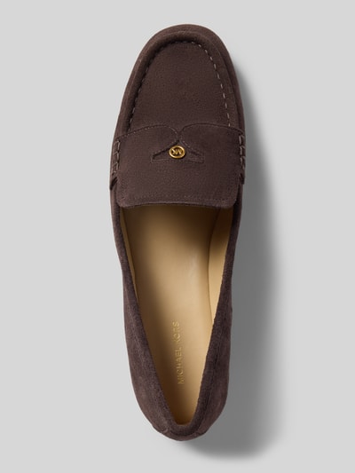 Produktfoto, Penny-Loafer aus echtem Leder Modell 'JENNINGS' von MICHAEL Michael Kors, brązowa zaokrąglona forma, detal z logo w efekcie metalicznym, podeszwa gładka, wysokość obcasa 1 cm w rozmiarze 40, wysokość cholewki 6 cm w rozmiarze 40, szerokość cholewki 15 cm w rozmiarze 40