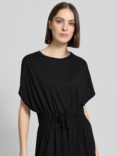 Frauenmodel trägt Tailliertes Freizeitkleid aus Baumwoll-Mix von s.Oliver RED LABEL in Optik: Unifarben, Kurzarm, Rundhals, Nahaufnahme Oberkörper.