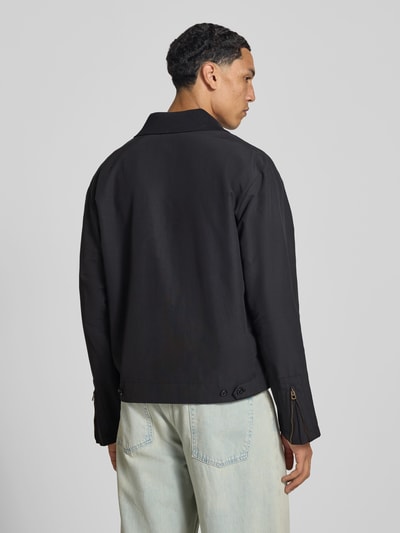 Männermodel trägt Blouson aus katoenmix van Kenzo in zwart met platte kraag, Steekzakken en ritssluiting, recht pasvorm, Ganzkörperansicht Rückansicht. Ruglengte maat M: 64 cm, Schouderbreedte: 51 cm, Mouwlengte: 67 cm.
