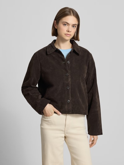 Vrouwenmodel draagt Jacke in Leder-Optik mit Kentkragen Modell 'Trine' van Gina Tricot, materiaalmix met viscose, recht model, knoopsluiting, bruine kleur, zachte textuur, geheel vooraanzicht