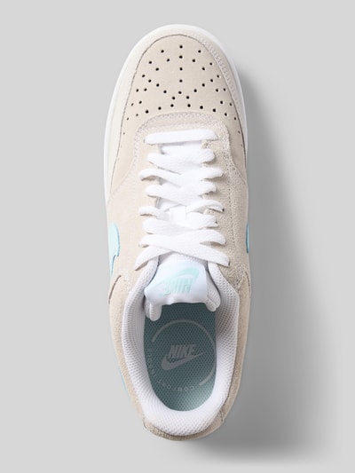 Produktfoto, Sneaker aus echtem Leder Modell 'COURT VISION LO SD PRM' von Nike, Damen Sneaker in Beige mit weißen und hellblauen Details, strukturierte Oberfläche