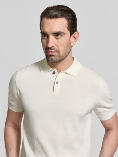 Männermodel trägt Regular Fit Poloshirt in Strick-Optik von Christian Berg Men in Creme, reine Baumwolle, Nahaufnahme Oberkörper.