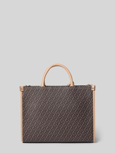 Produktfoto, Handtasche mit Logo-Applikation in Leder-Optik von Liu Jo White, braun mit Logomuster, beigefarbene Henkel, goldene Details, rechteckige Form, strukturierte Oberfläche, Schulterriemen und Reißverschluss sind sichtbar, Maße: 35x27x13 cm, Hauptfach mit Reißverschluss, neutraler Hintergrund.