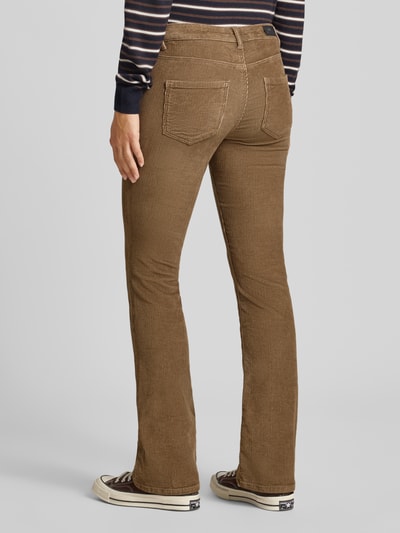 Frauenmodel trägt Fit and Flare Cordhose aus Baumwoll-Mix Modell 'MARY' von ONLY, braun, strukturierte Oberfläche, Ganzkörperansicht Rückansicht, Damen Cordhose von ONLY