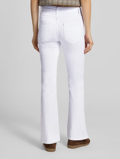 Frauenmodel trägt Flared Fit Jeans aus Baumwoll-Mix Modell 'BLUSH' von Only, Optik: Unifarben, 5-Pocket-Design, Ganzkörperansicht Rückansicht.
