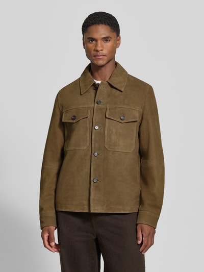 Męski model nosi Regular Fit Lederjacke aus echtem Ziegenleder Modell 'THOM' von Selected w kolorze brązowym, widok całej sylwetki z przodu.