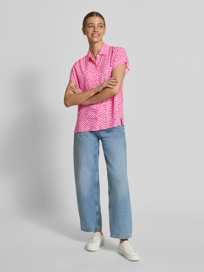 Kobiece modelka nosi Relaxed Fit Bluse aus Viskose im Allover-Look od Christian Berg Woman, różowa z białym wzorem, czysta wiskoza, kołnierzyk koszulowy, długość tyłu w rozmiarze 36: 63 cm, widok całej sylwetki z przodu.