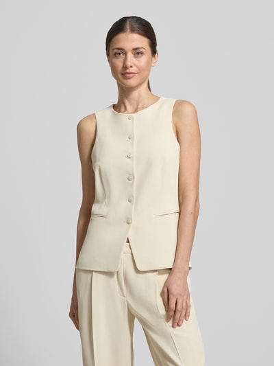 Vrouwenmodel draagt Weste mit Rundhalsausschnitt und Paspeltaschen van V by Vera Mont in beige, regular fit, mix van materialen met stretch, knoopsluiting, paspelzakken, ruglengte maat 36: 60 cm, volledig lichaamsaanzicht van voren