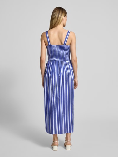 Frauenmodel trägt Midikleid im Allover-Look mit Smok-Details von Marc Cain aus Reine Baumwolle mit Gerader-Schnitt, Label-Detail, Blau-Weiß, Rückenlänge bei Größe 36: 114 cm, Brustweite bei Größe 36: 40 cm, Ganzkörperansicht Rückansicht.