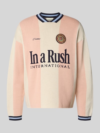 Produktfoto, Strickpullover mit Label-Stitching Modell 'Overdrive' von PROHIBITED, Herren Strickpullover aus reiner Baumwolle, Relaxed-Fit, mehrfarbig in Rosa, Beige und Dunkelblau, Rückseite mit Logo und Schriftzug, glatte Stricktextur, Rückenlänge bei Größe M: 63 cm, Ärmellänge: 60 cm.