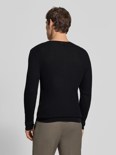 Männermodel trägt Strickpullover aus Lyocell-Woll-Mix mit Knopfleiste von Antony Morato, Slim Fit, Ripp-Optik, Ganzkörperansicht Rückansicht
