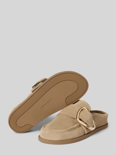 Produktfoto, Mules aus echtem Leder mit Logo-Detail von INUIKII in Beige mit glatter Sohle, Zierschnalle und abgerundeter Passform, Absatzhöhe 1 cm, offene Ferse
